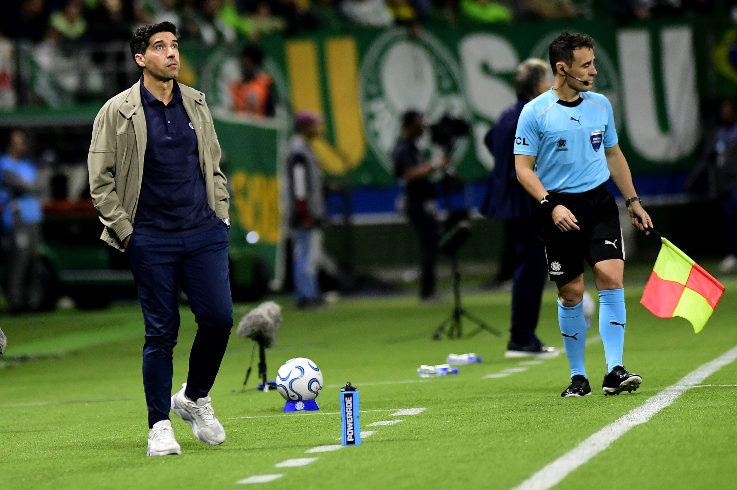 Abel Ferreira, técnico do Palmeiras, gesticulando à beira do campo durante partida da Libertadores.
