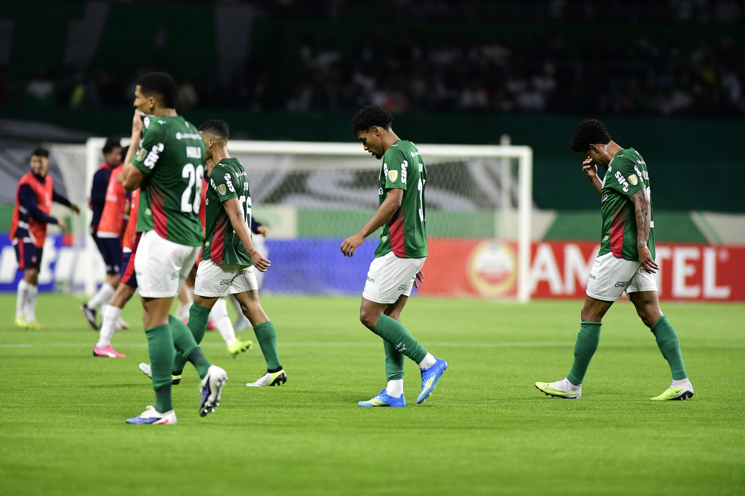 Jogadores do Palmeiras em ação durante uma partida