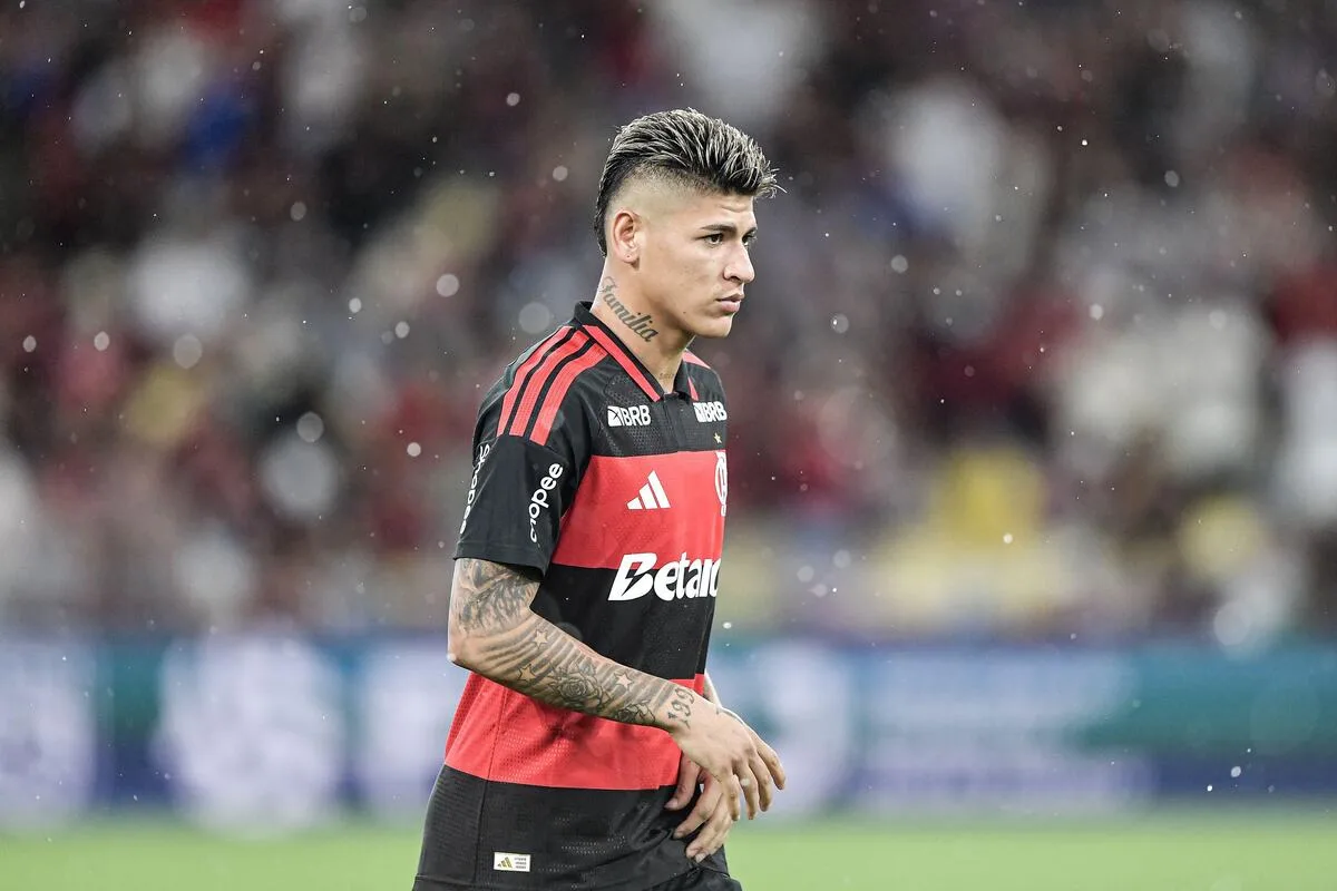 Jogador Jorge Carrascal com a camisa do Flamengo em campo