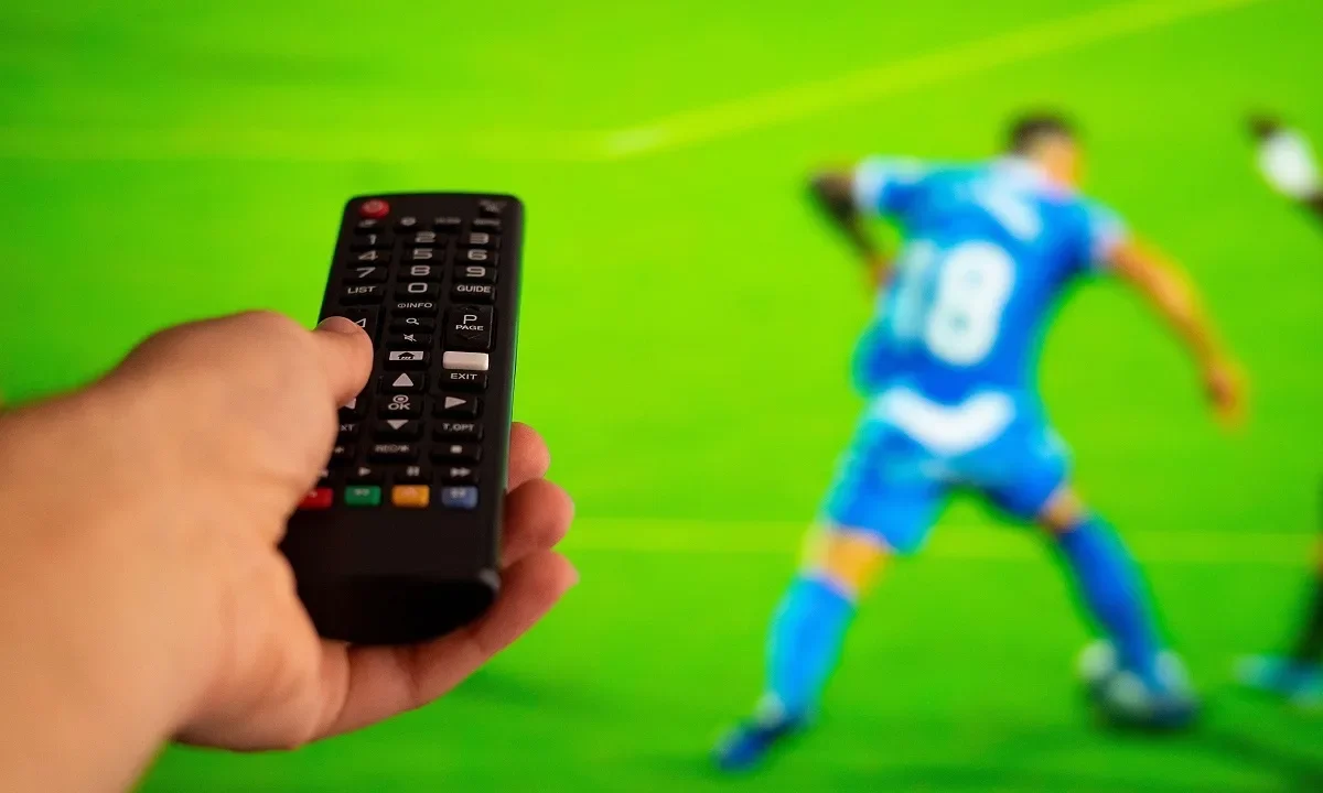Futebol na TV hoje: Arsenal em campo e Brasileirão movimentam a segunda-feira (18)