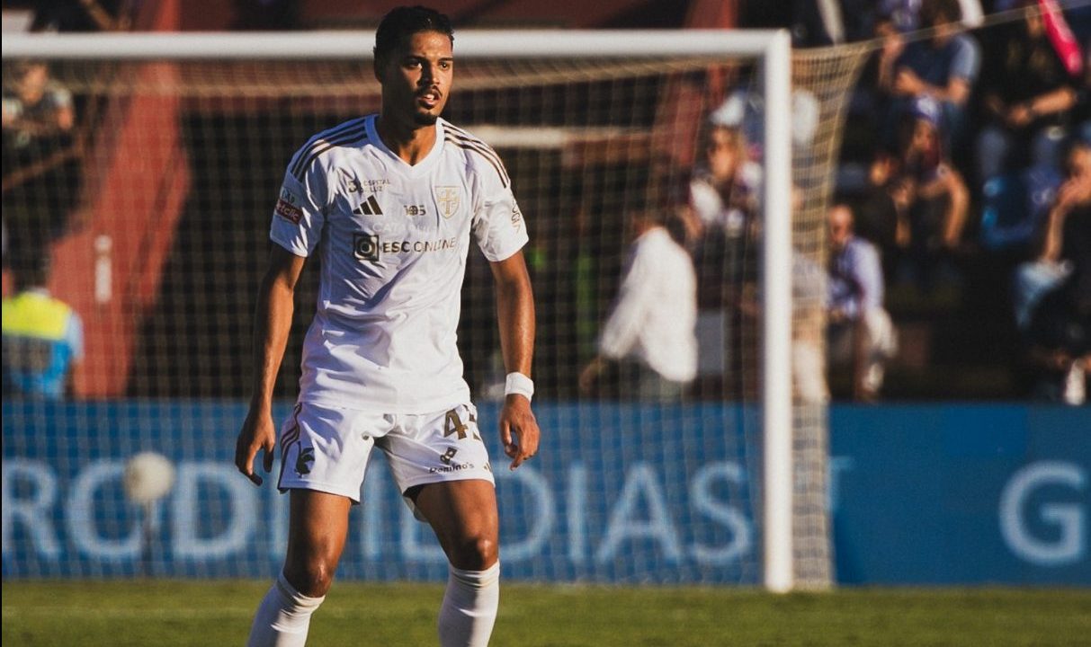 O zagueiro brasileiro Sousa, com passagem pelas categorias de base do Botafogo, celebrou a permanência do Casa Pia na Primeira Liga de Portu