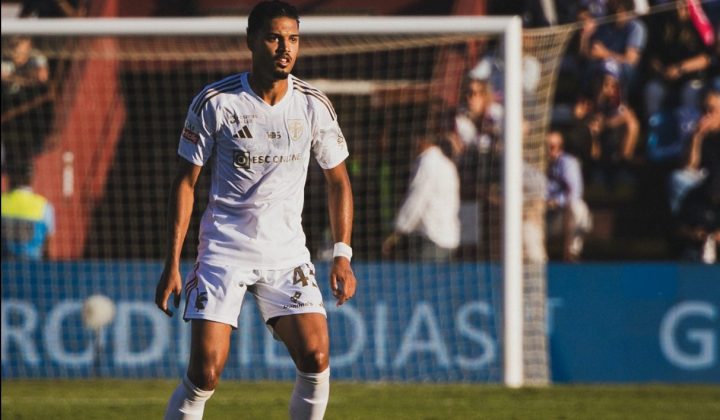 O zagueiro brasileiro Sousa, com passagem pelas categorias de base do Botafogo, celebrou a permanência do Casa Pia na Primeira Liga de Portu