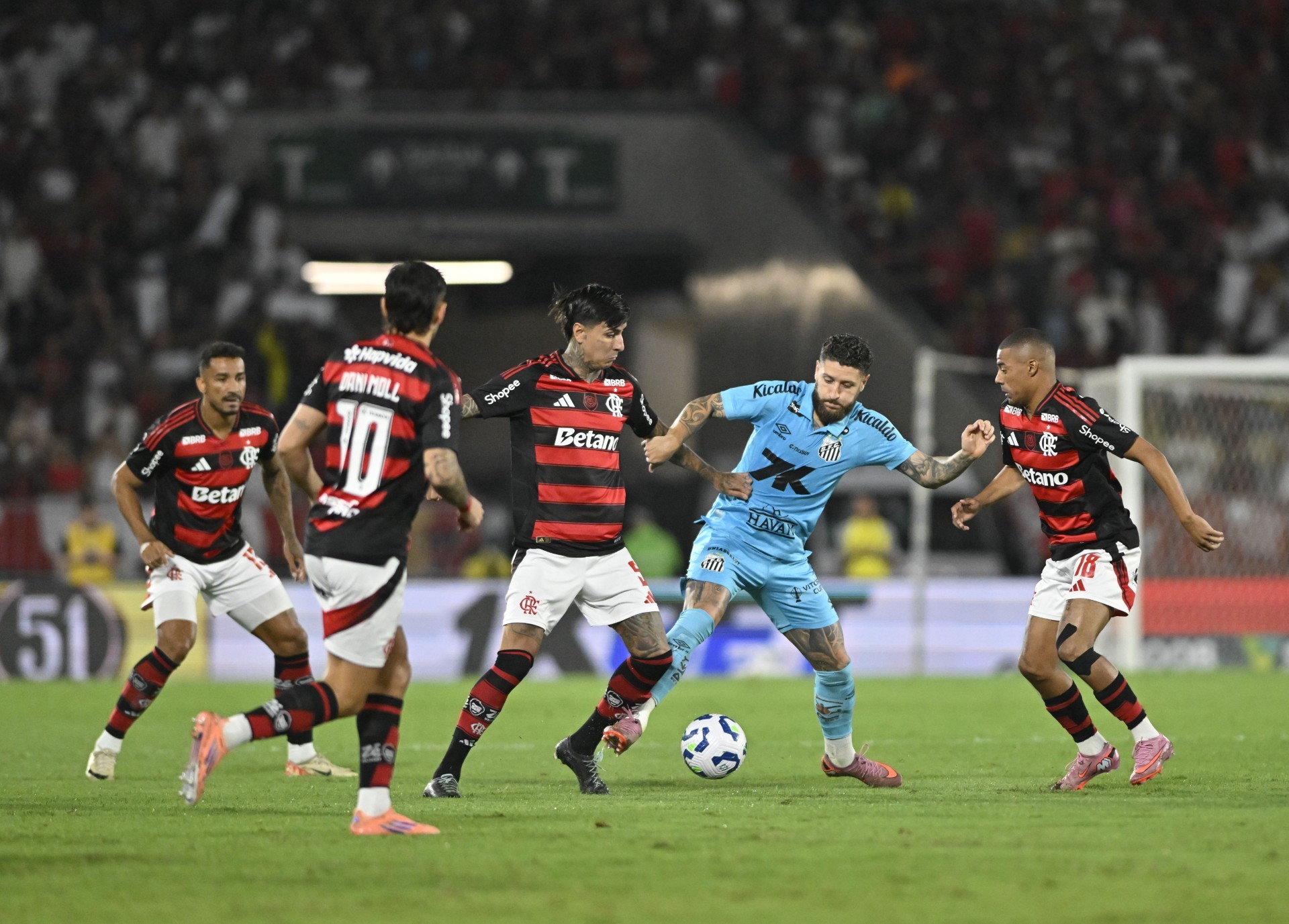 Jogadores do Flamengo em treinamento no Ninho do Urubu, com foco no meio de campo