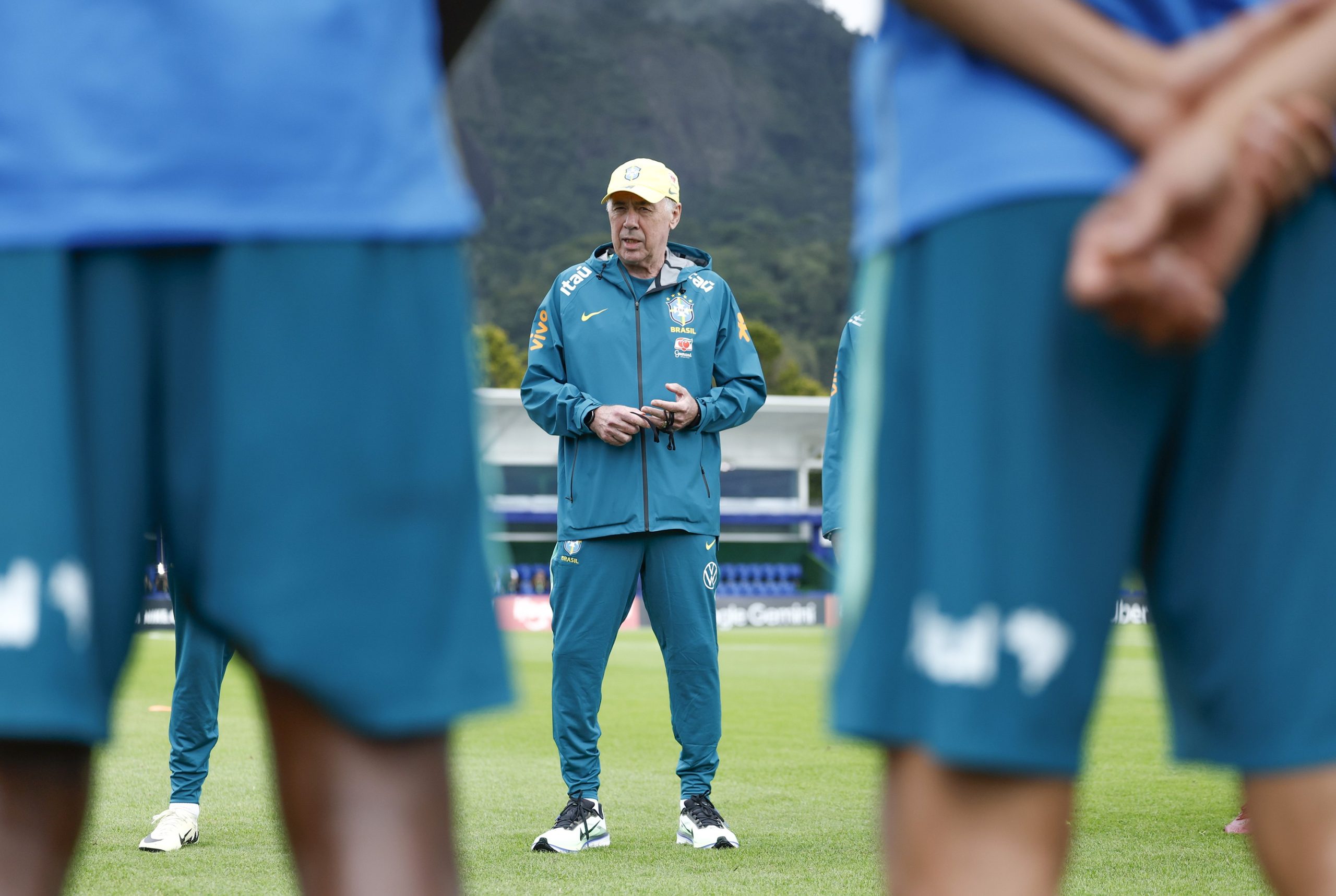 Jogadores da Seleção Brasileira treinando em campo