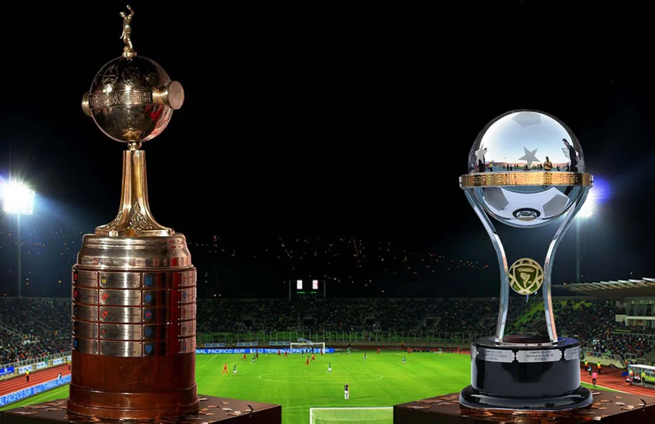 Troféus da Copa Libertadores e da Copa Sul-Americana em frente à sede da Conmebol no Paraguai.