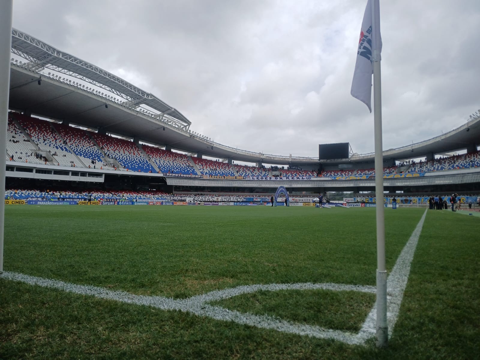 Jogadores de futebol em campo durante uma partida