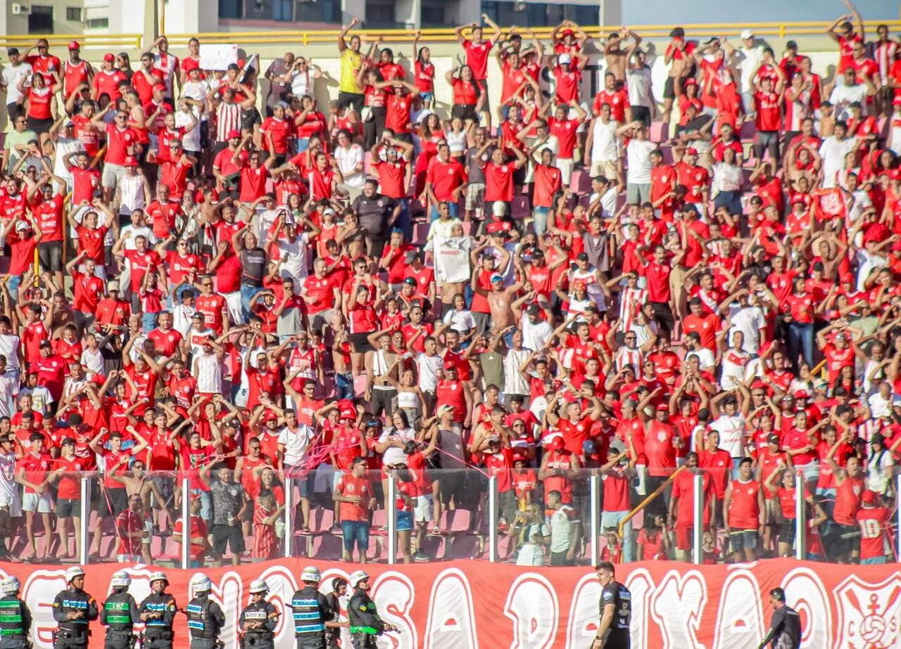 Torcedores do Sergipe comemoram na Arena Batistão durante partida da Série D.