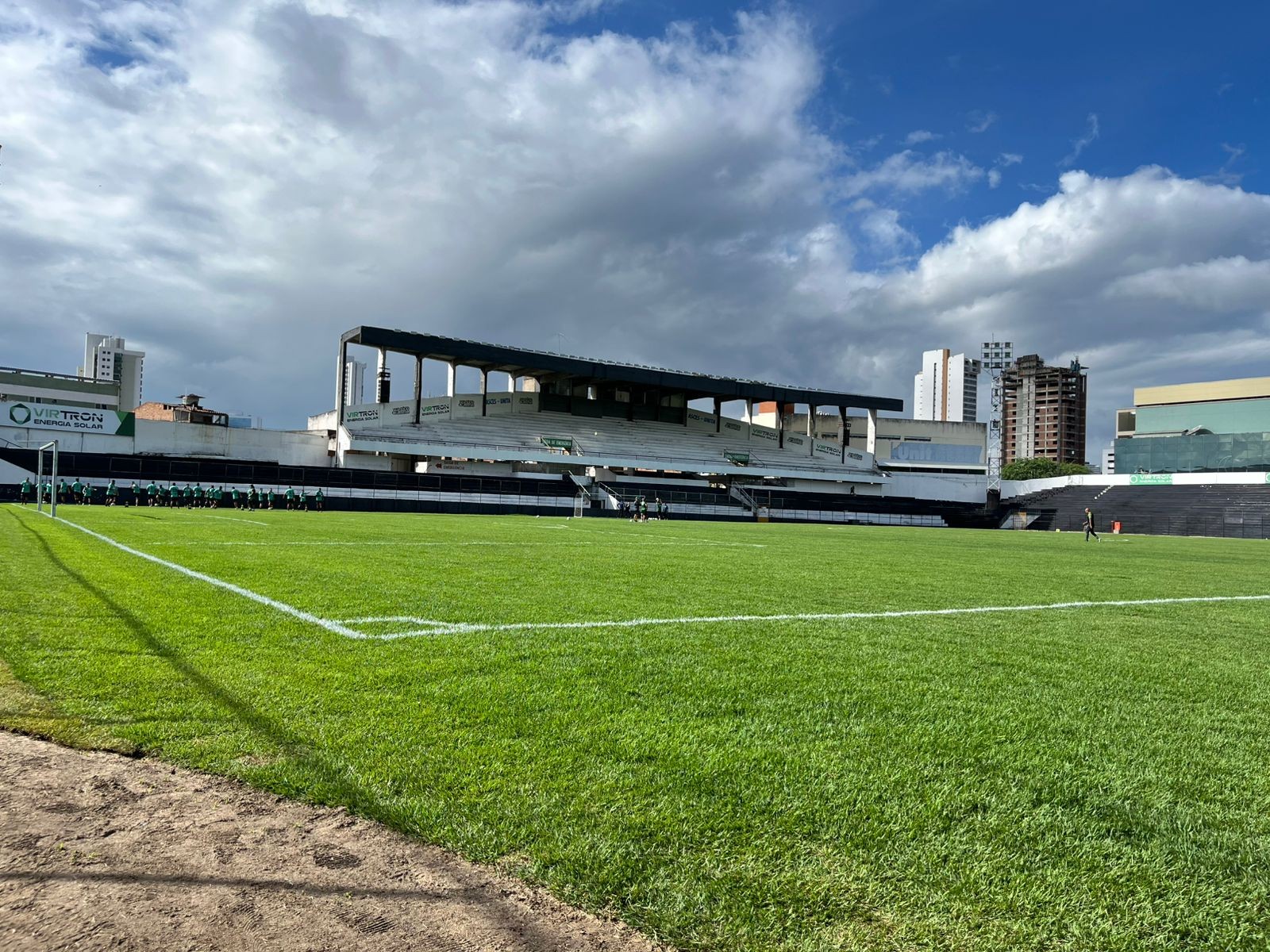 Jogadores do Central e Maguary em campo no Estádio Lacerdão durante partida da Série D.
