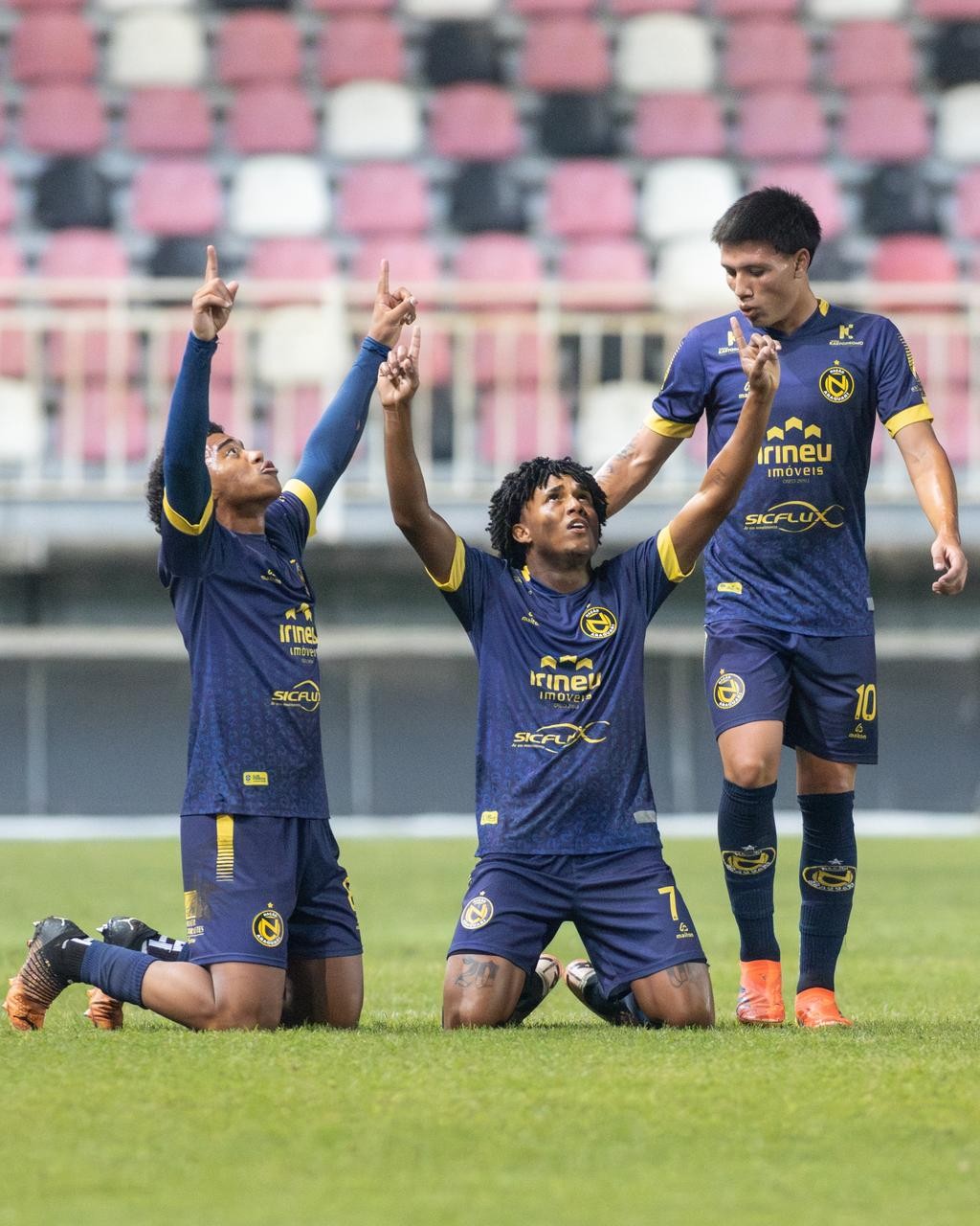 Jogadores do Nação e Fluminense de Joinville em disputa de bola na partida da Série B do Campeonato Catarinense.