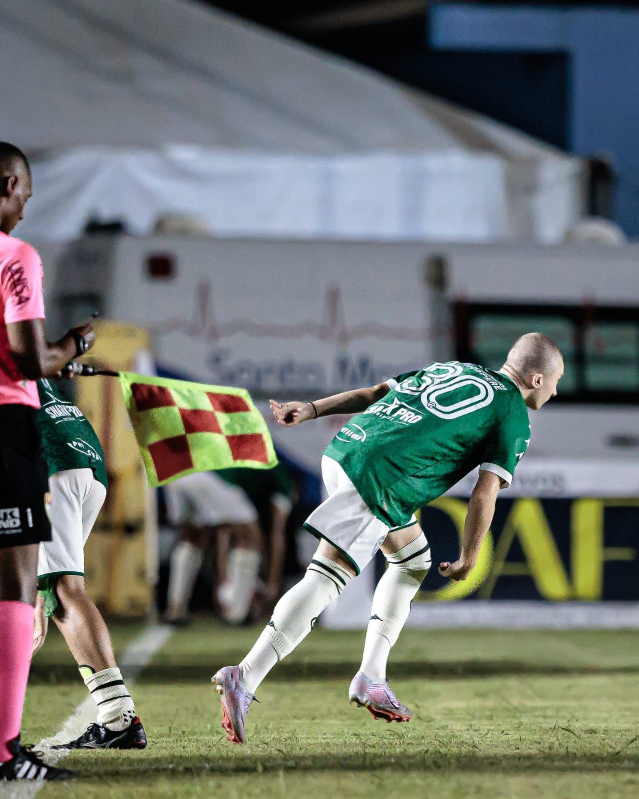 Enrico Fumagalli Marotto, meia do Guarani, em ação durante uma partida.