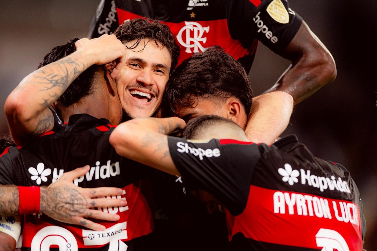 Jogadores do Flamengo comemorando gol de Pedro contra o Estudiantes no Maracanã