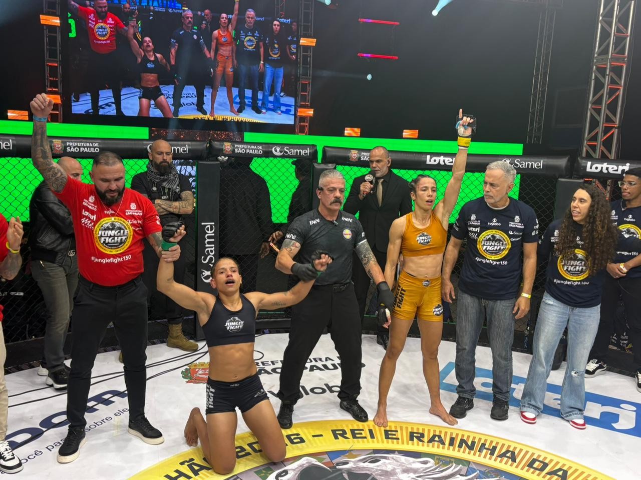 Nágila Goku lutando contra Fabrizia Ketlinn no Jungle Fight 150