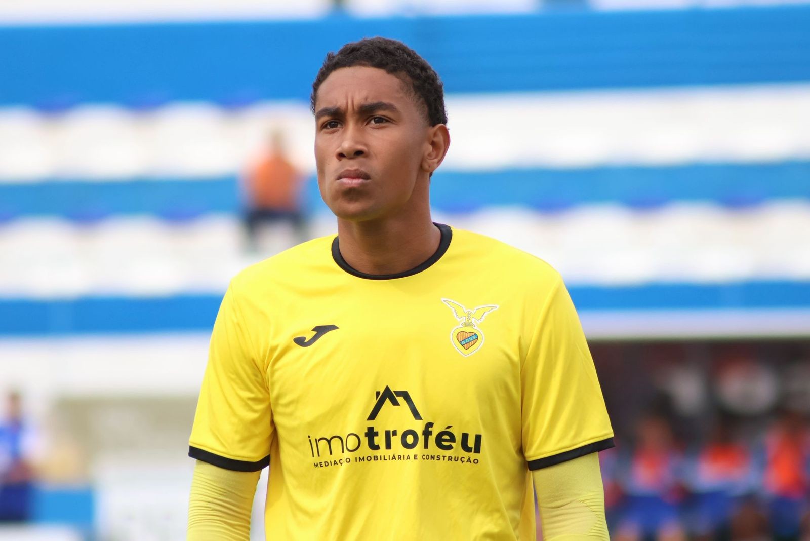 João Lucas, goleiro do Vitória de Sernache, em campo