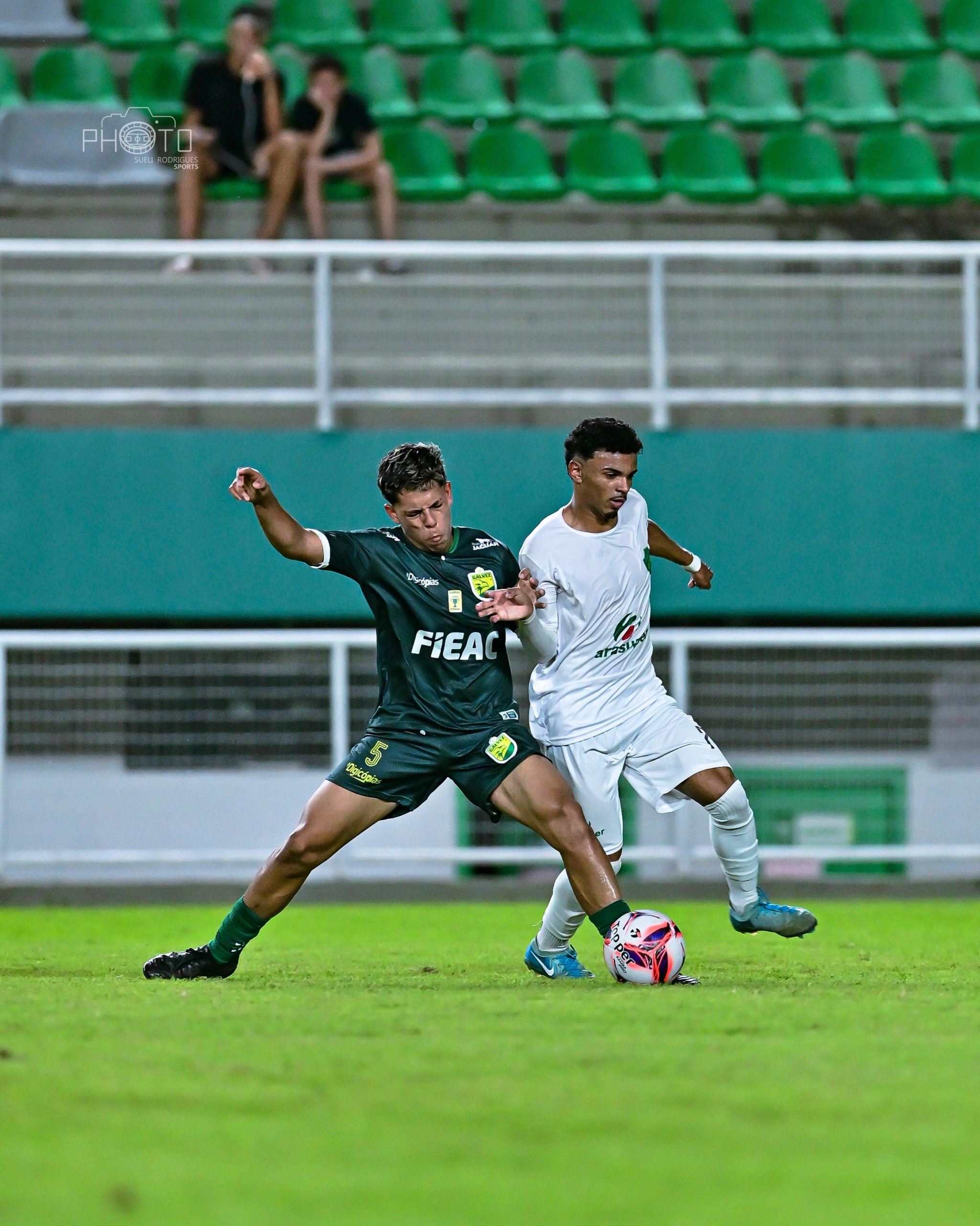Jogadores de futebol em campo durante partida do Campeonato Acreano Sub-20
