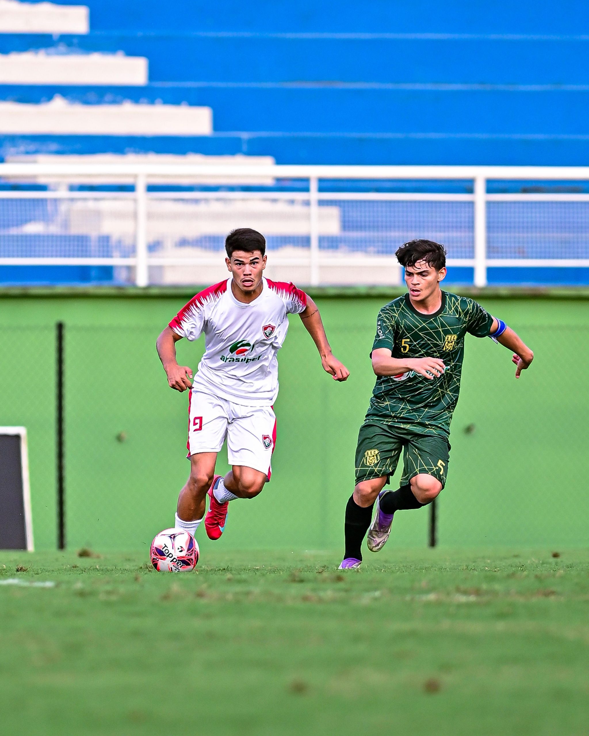 Jogadores em campo durante partida do Campeonato Acreano Sub-20 entre Independência e Andirá.