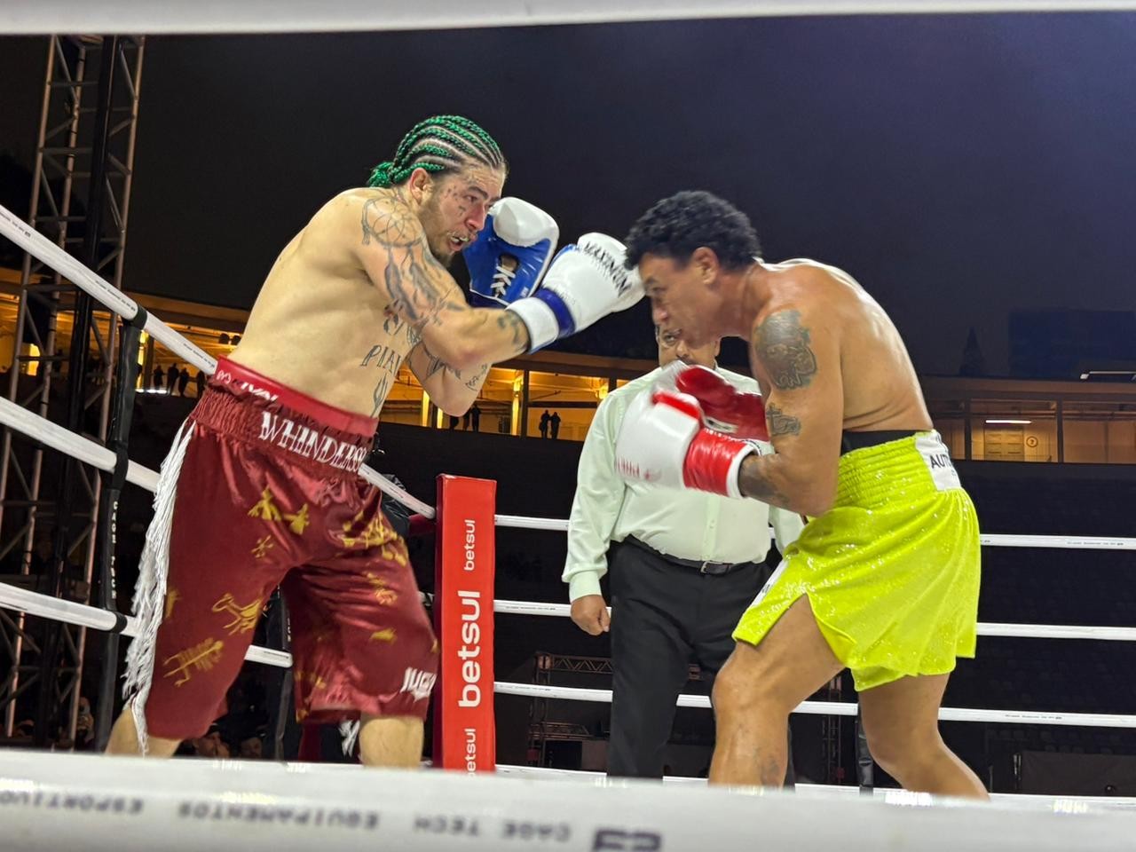 Acelino Popó Freitas e Whindersson Nunes durante a luta no Fight Music Show 8