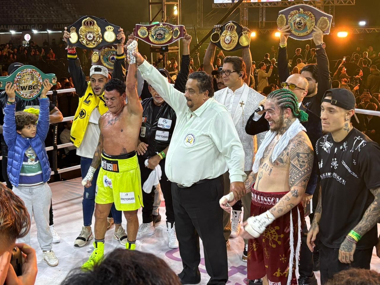 Acelino Popó Freitas e Whindersson Nunes trocando golpes durante a luta no Fight Music Show 8