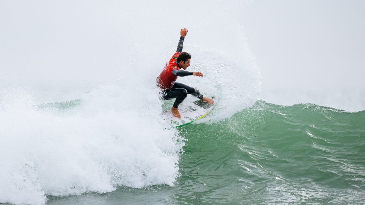 Yago Dora faz história com primeira nota 10 da WSL em 2026 e avança para semifinal em Raglan
