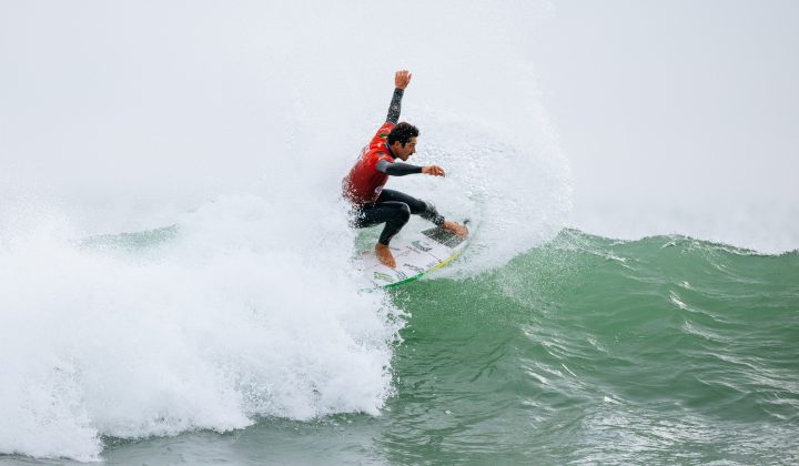 Yago Dora faz história com primeira nota 10 da WSL em 2026 e avança para semifinal em Raglan