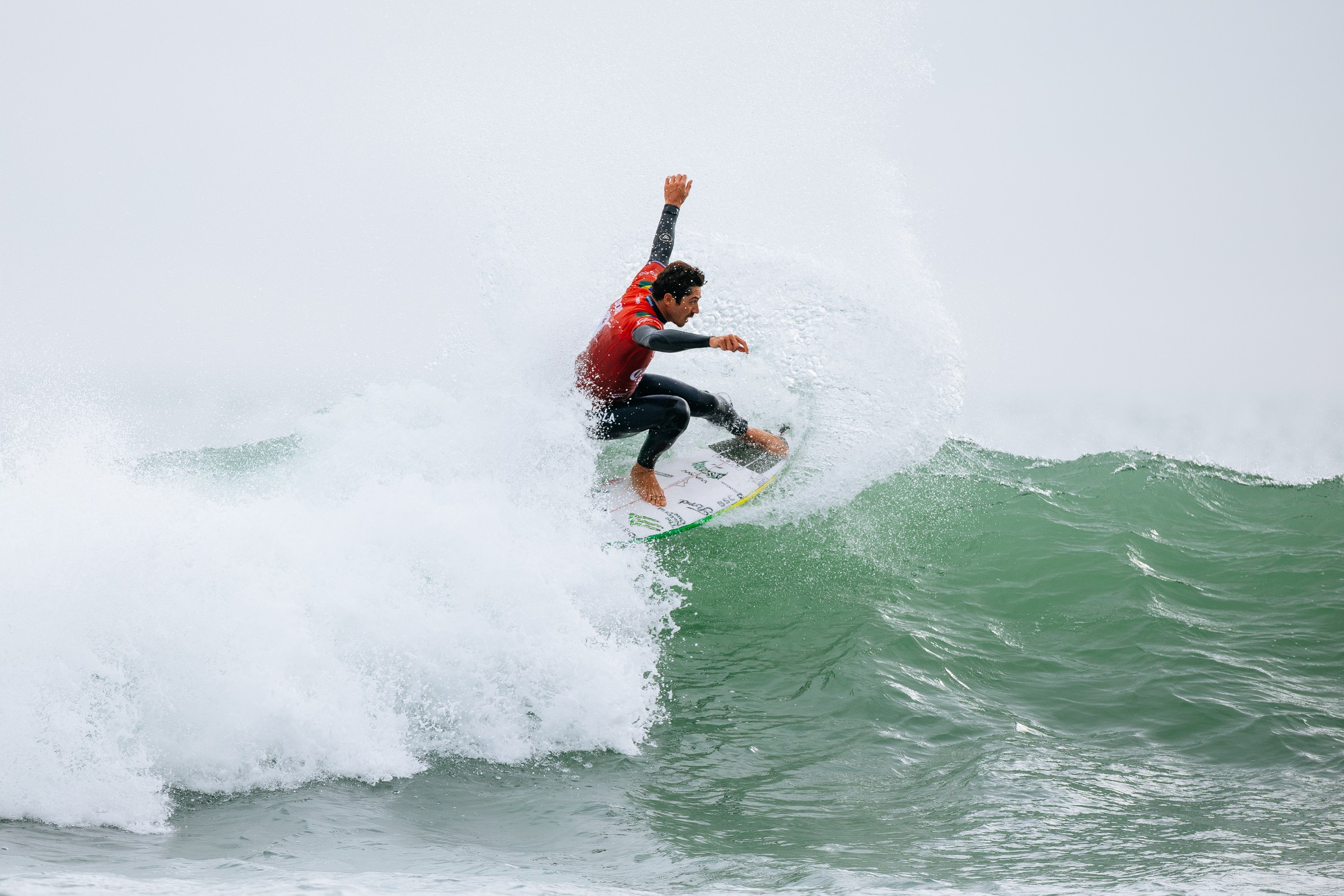 Yago Dora executando um aéreo em uma onda em Raglan, Nova Zelândia, durante a WSL 2026.