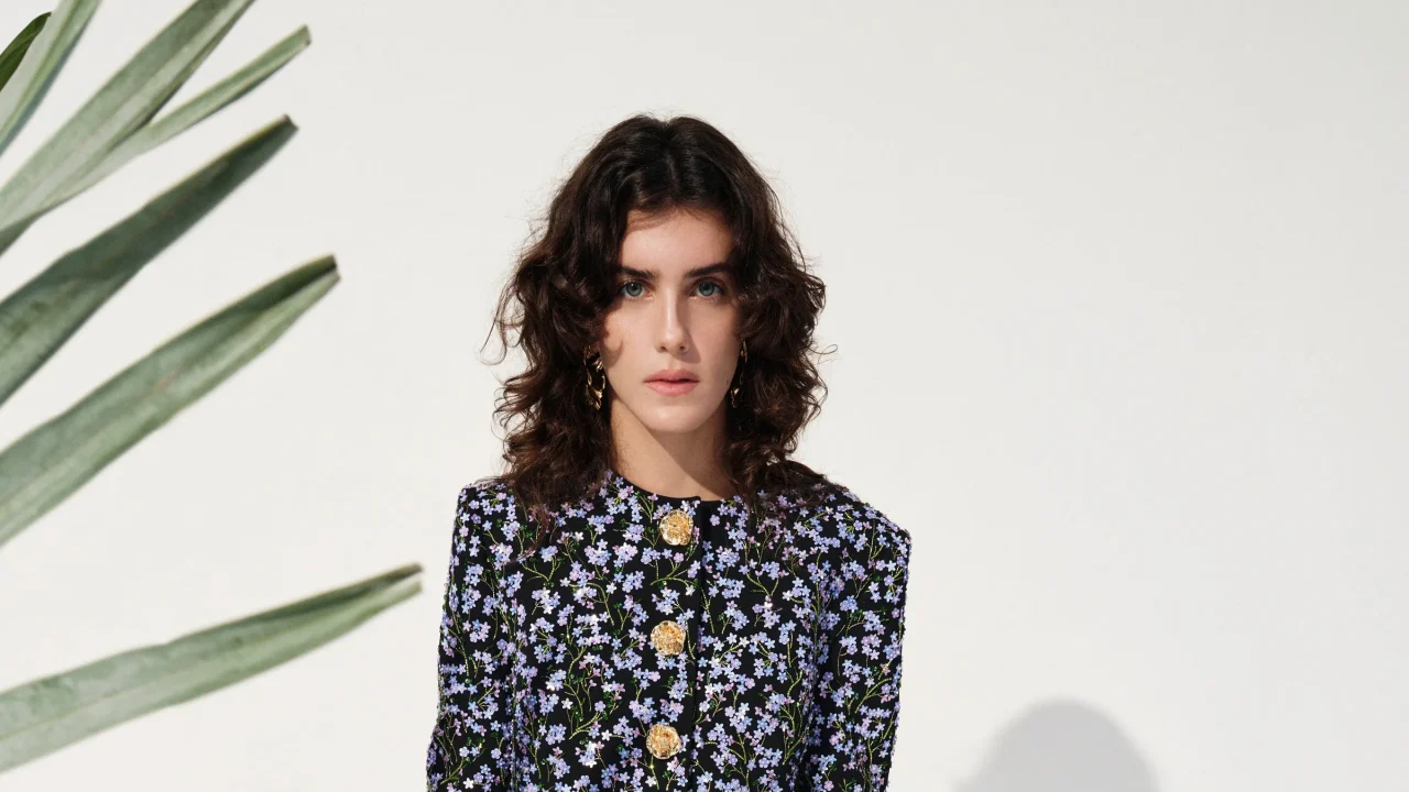 A grife Carolina Herrera revelou sua coleção Resort 2027, uma ode à influente pintora americana Georgia O’Keeffe. Sob a direção criativa de
