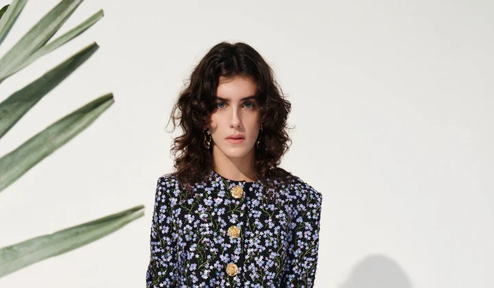 A grife Carolina Herrera revelou sua coleção Resort 2027, uma ode à influente pintora americana Georgia O’Keeffe. Sob a direção criativa de