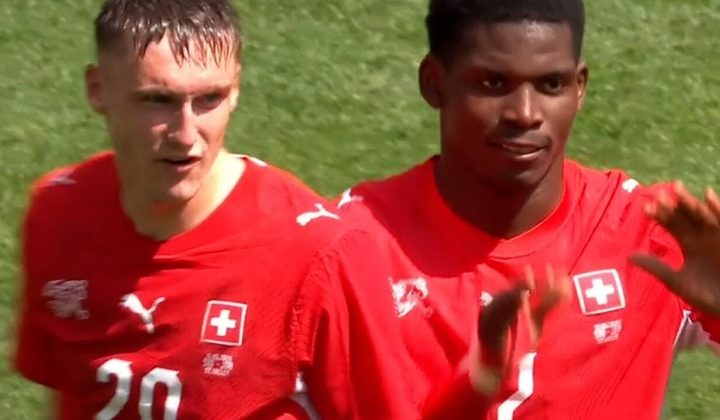 Atacante da Jordânia “desobedece” técnico em lance que resultou em gol da Suíça