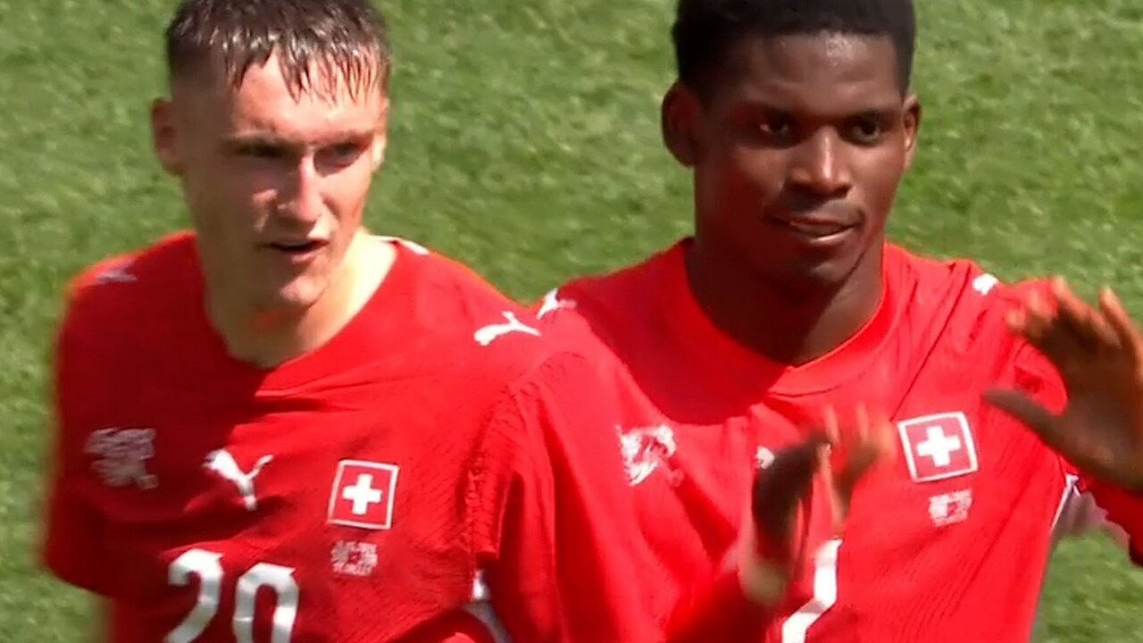 Atacante da Jordânia “desobedece” técnico em lance que resultou em gol da Suíça