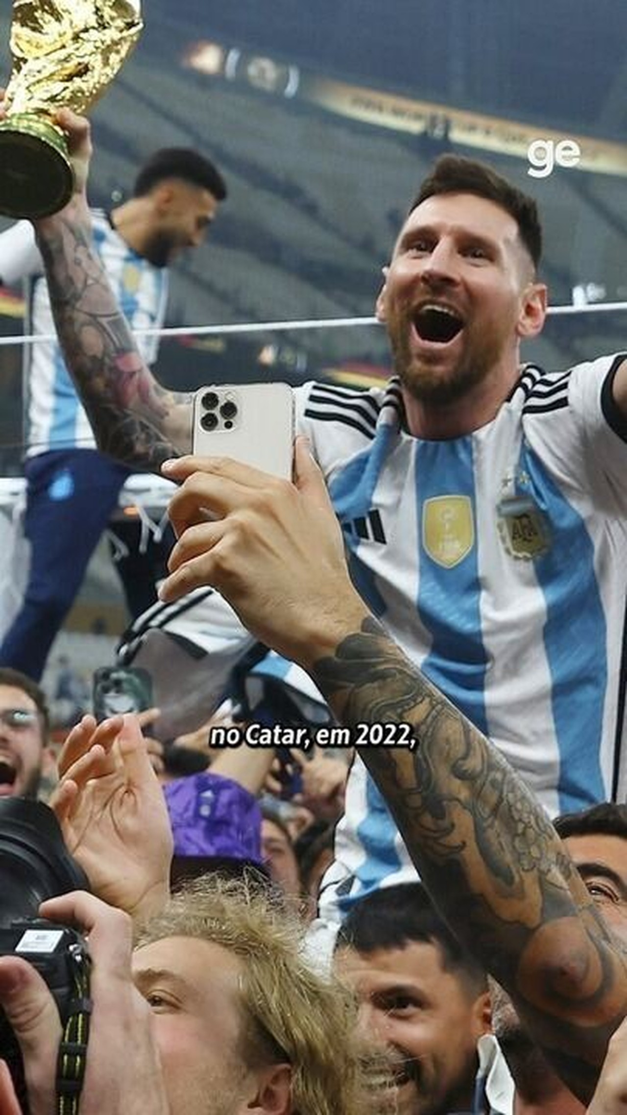 Lionel Messi beijando a taça da Copa do Mundo após a conquista