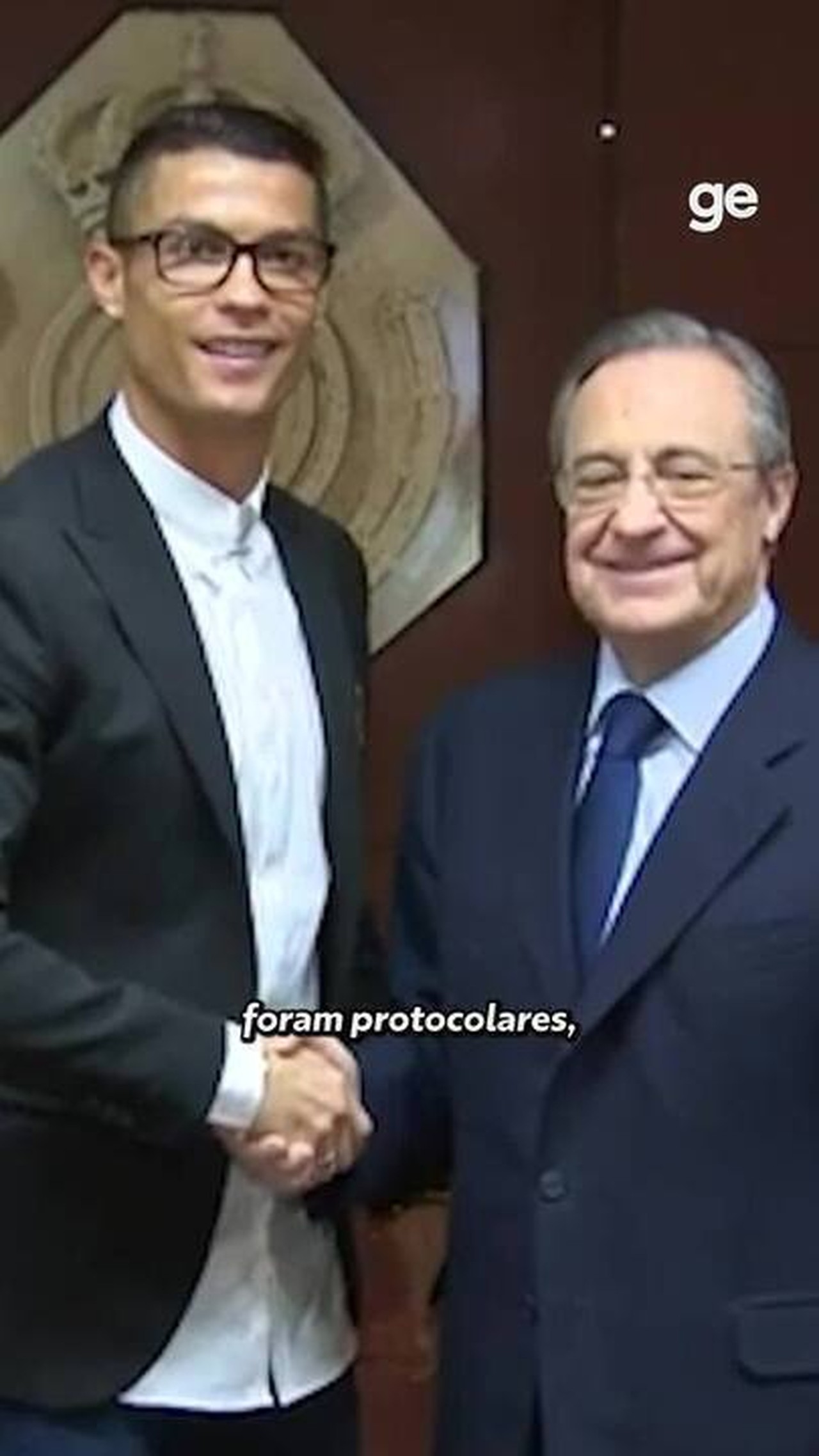 Roberto Carlos e Florentino Pérez juntos em um evento oficial do Real Madrid.