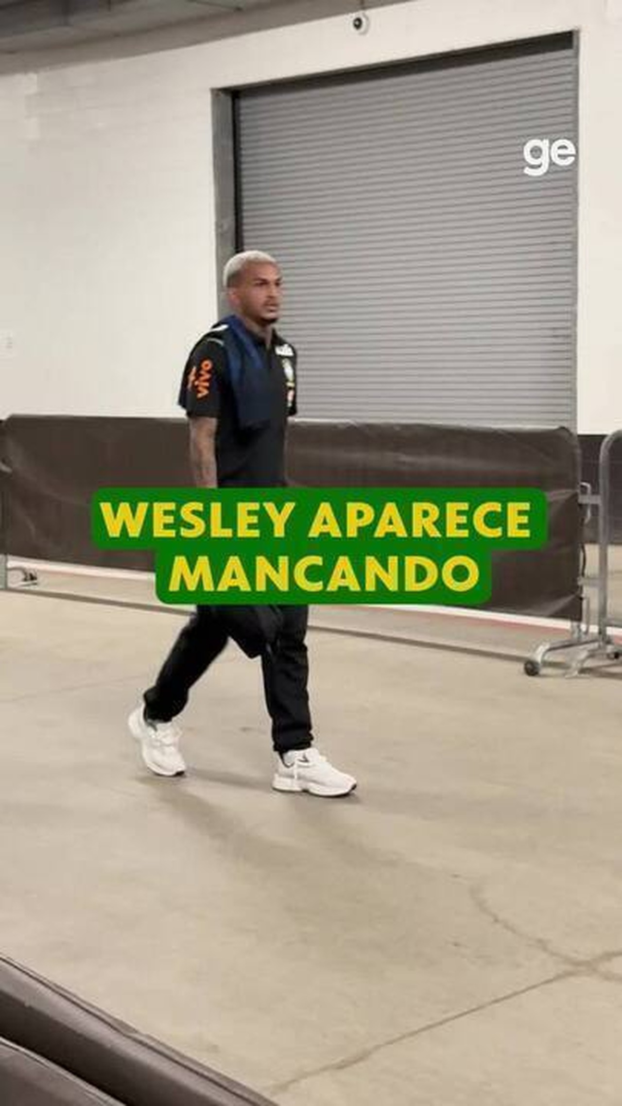 Lateral-direito Wesley sendo atendido pela equipe médica da Seleção Brasileira