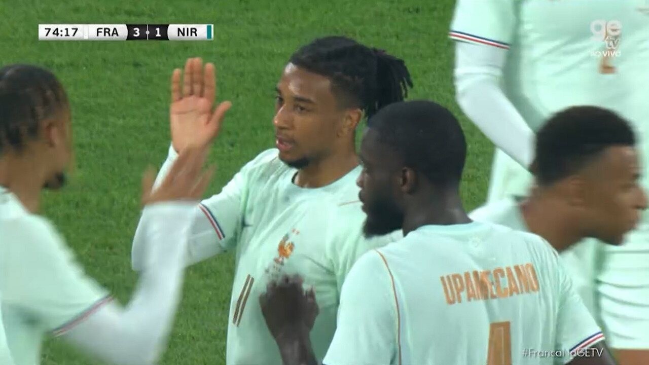 Michael Olise brilha com hat-trick pela França e ganha destaque na Europa