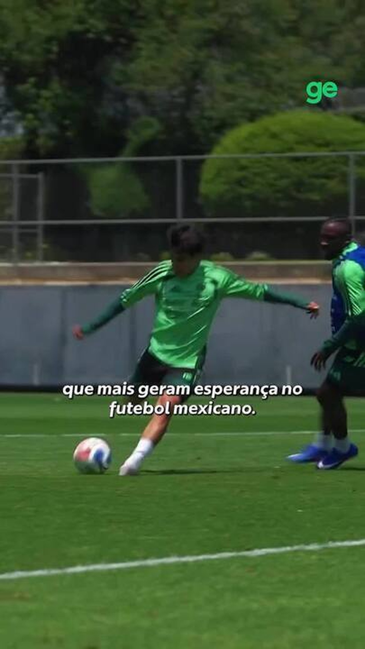 Gilberto Mora, jogador mexicano, comemora um gol em partida pela seleção.