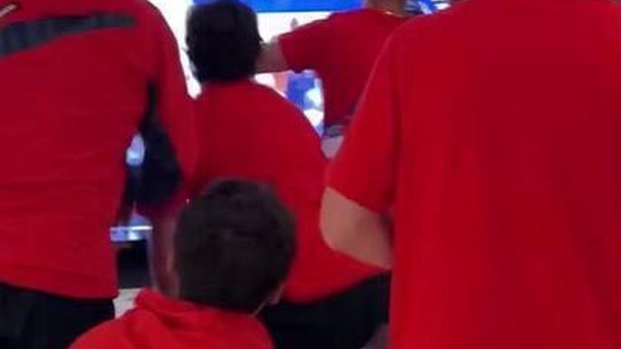 Jogadores dos EUA celebram a vitória épica dos Knicks na NBA em meio à preparação para a Copa do Mundo