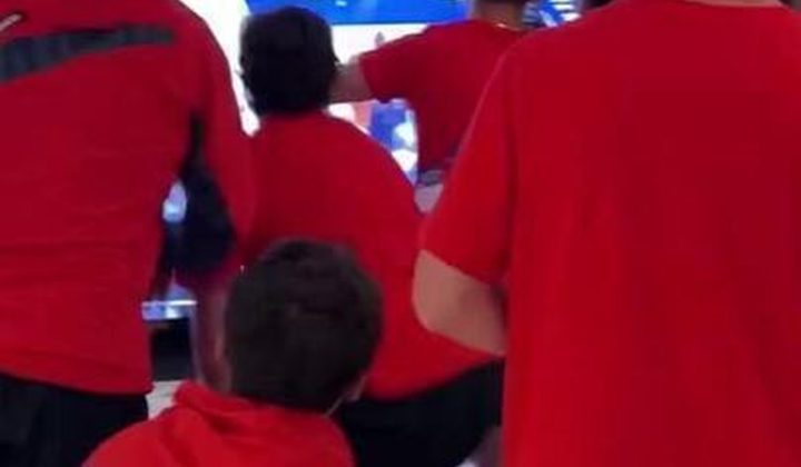 Jogadores dos EUA celebram a vitória épica dos Knicks na NBA em meio à preparação para a Copa do Mundo
