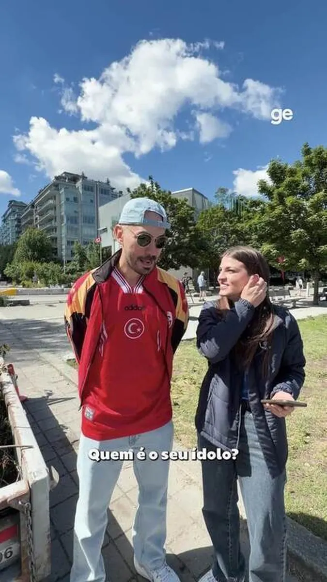 Felipe Melo com a camisa da Turquia, demonstrando apoio à seleção.