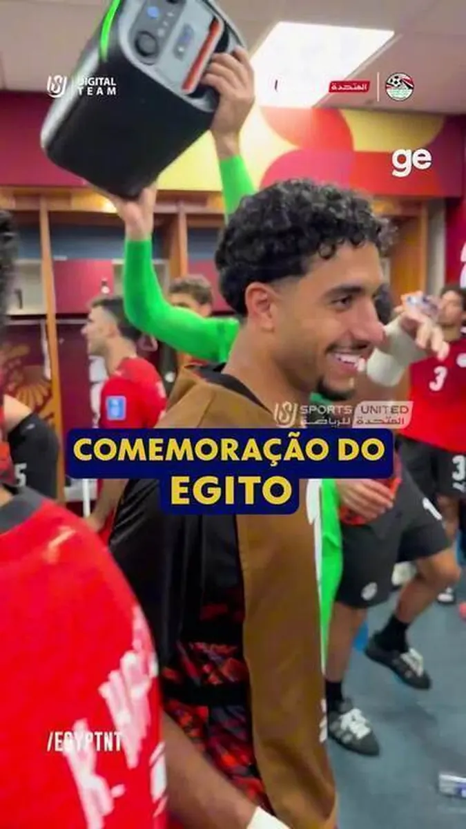 Jogadores da seleção do Egito, incluindo Mo Salah, comemoram no vestiário após vitória histórica na Copa do Mundo.