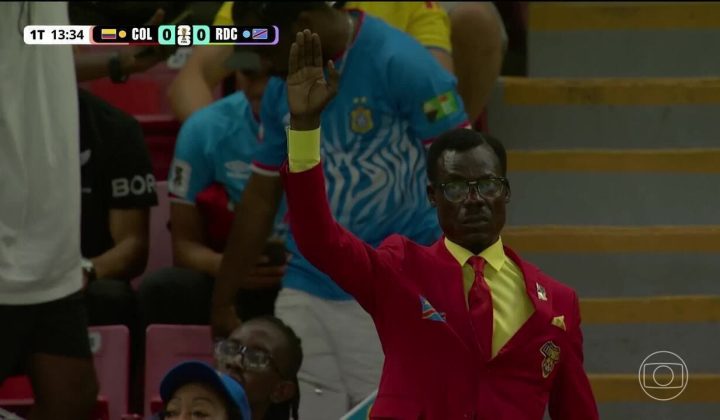 Torcedor congolês estátua viraliza em jogo da Copa do Mundo