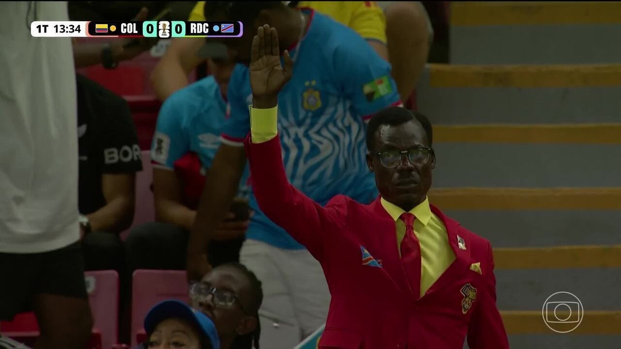 Torcedor congolês estátua viraliza em jogo da Copa do Mundo