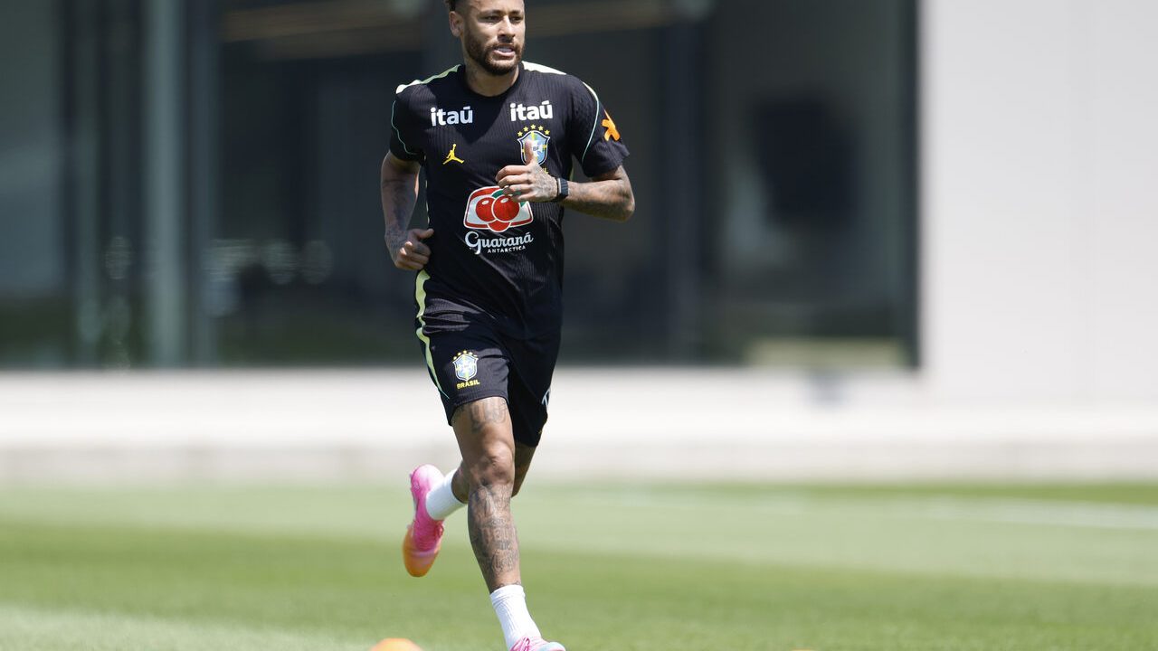 Ancelotti confirma expectativa de retorno de Neymar para jogo contra a Escócia