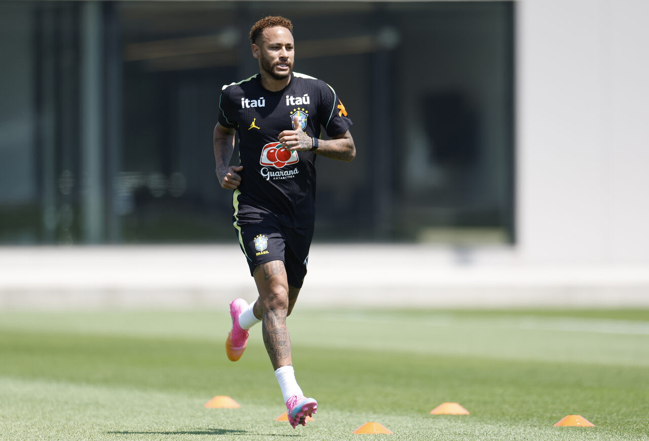 Jogador Neymar em treinamento com a Seleção Brasileira, em preparação para um jogo.