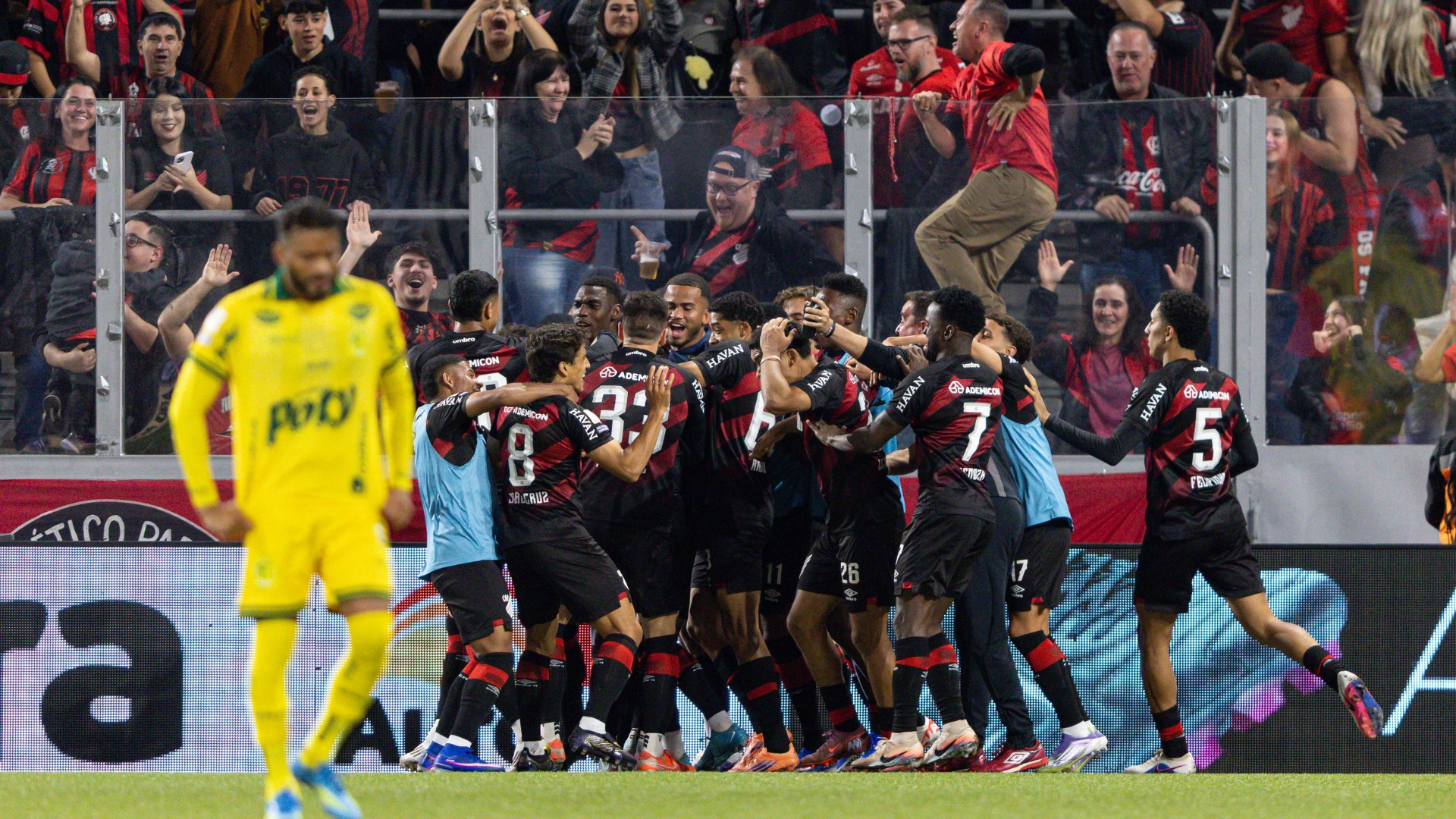 Jogadores do Athletico Paranaense em campo durante partida