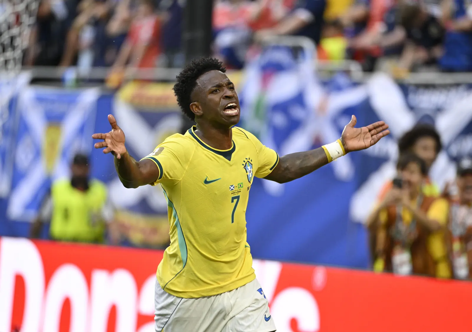 Jogadores da Seleção Brasileira comemoram após marcar um gol durante a Copa do Mundo.