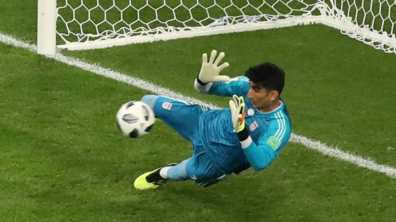 Alireza Beiranvand, o confiável goleiro da seleção do Irã, tem se consolidado como um dos nomes mais importantes do futebol de seu país, com