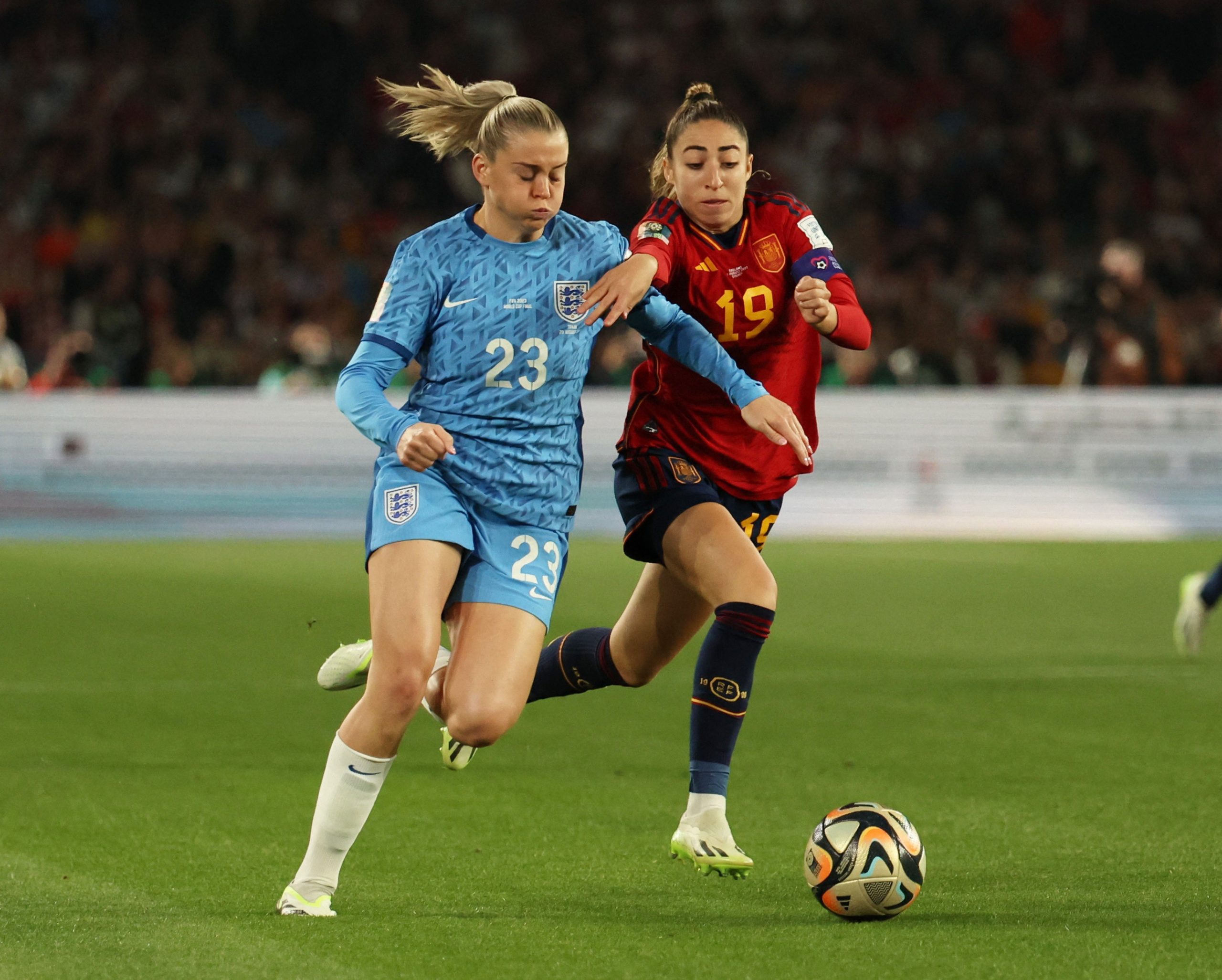 Jogadora de futebol feminino em ação com a bola