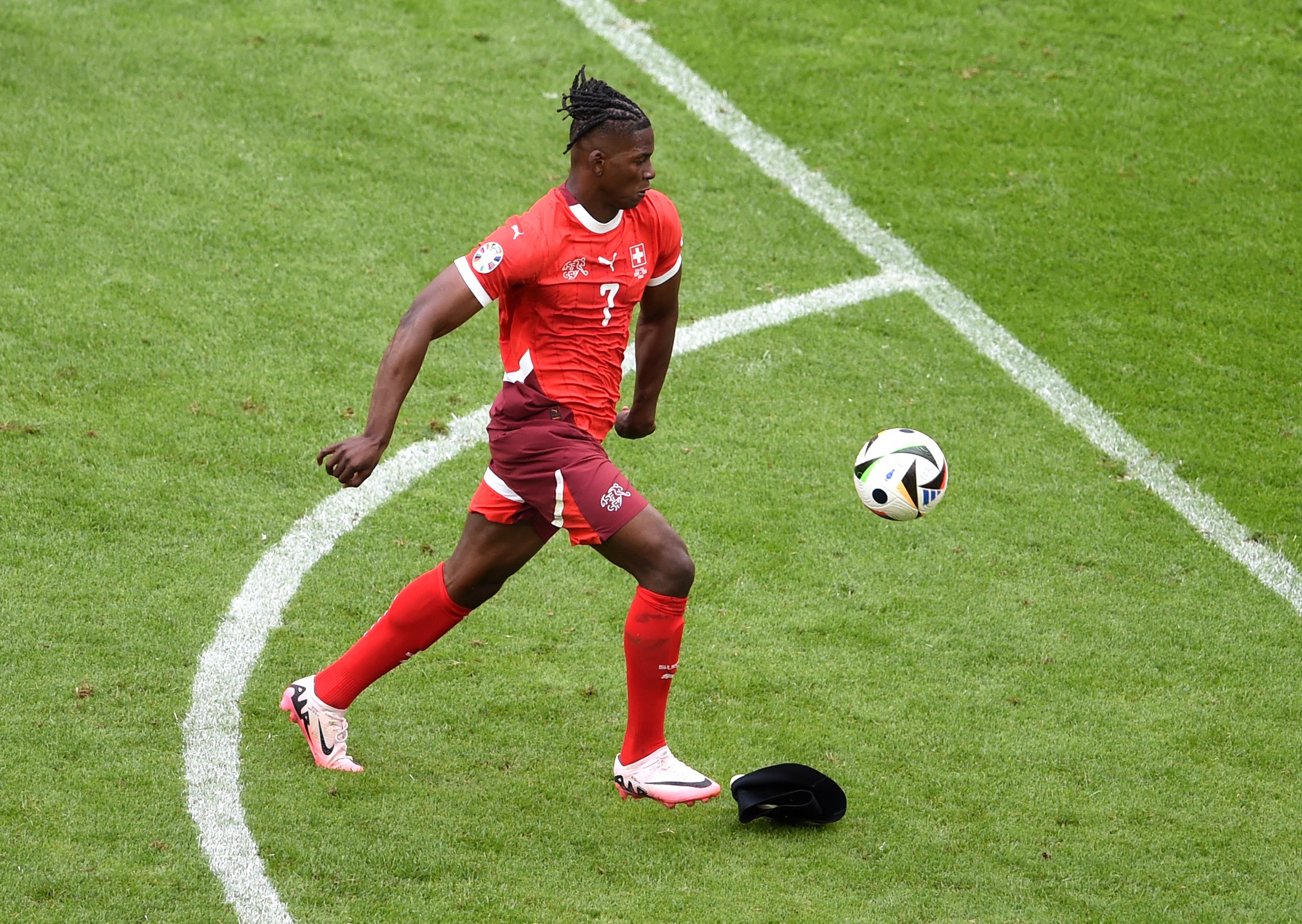 Atacante suíço Breel Embolo em campo