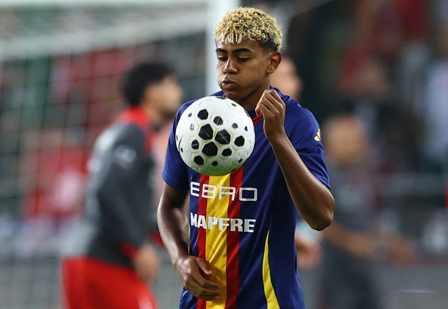 Lamine Yamal, jovem promessa espanhola, em ação com a seleção