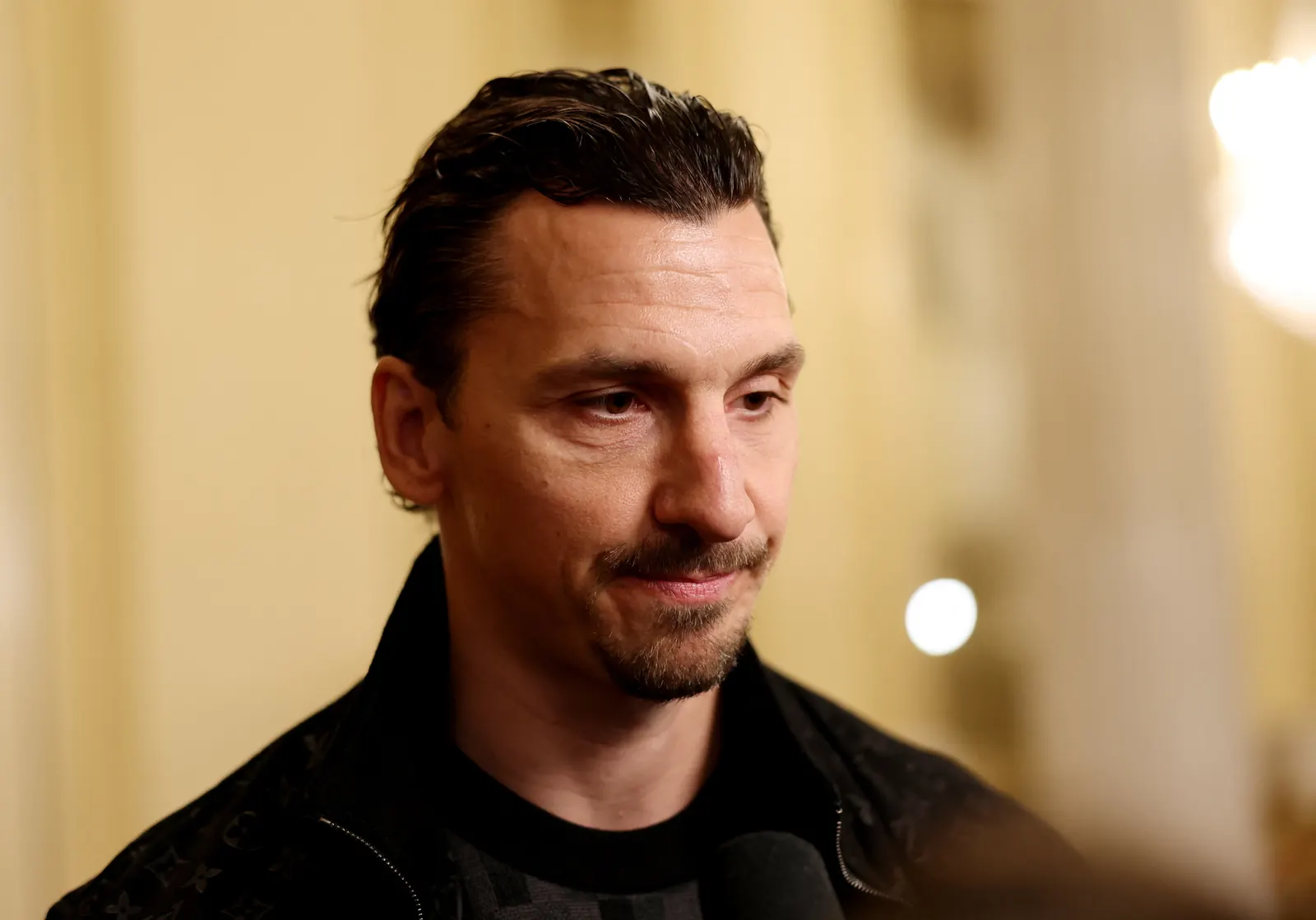 Zlatan Ibrahimovic e Ronald Koeman em momentos distintos de suas carreiras no futebol.