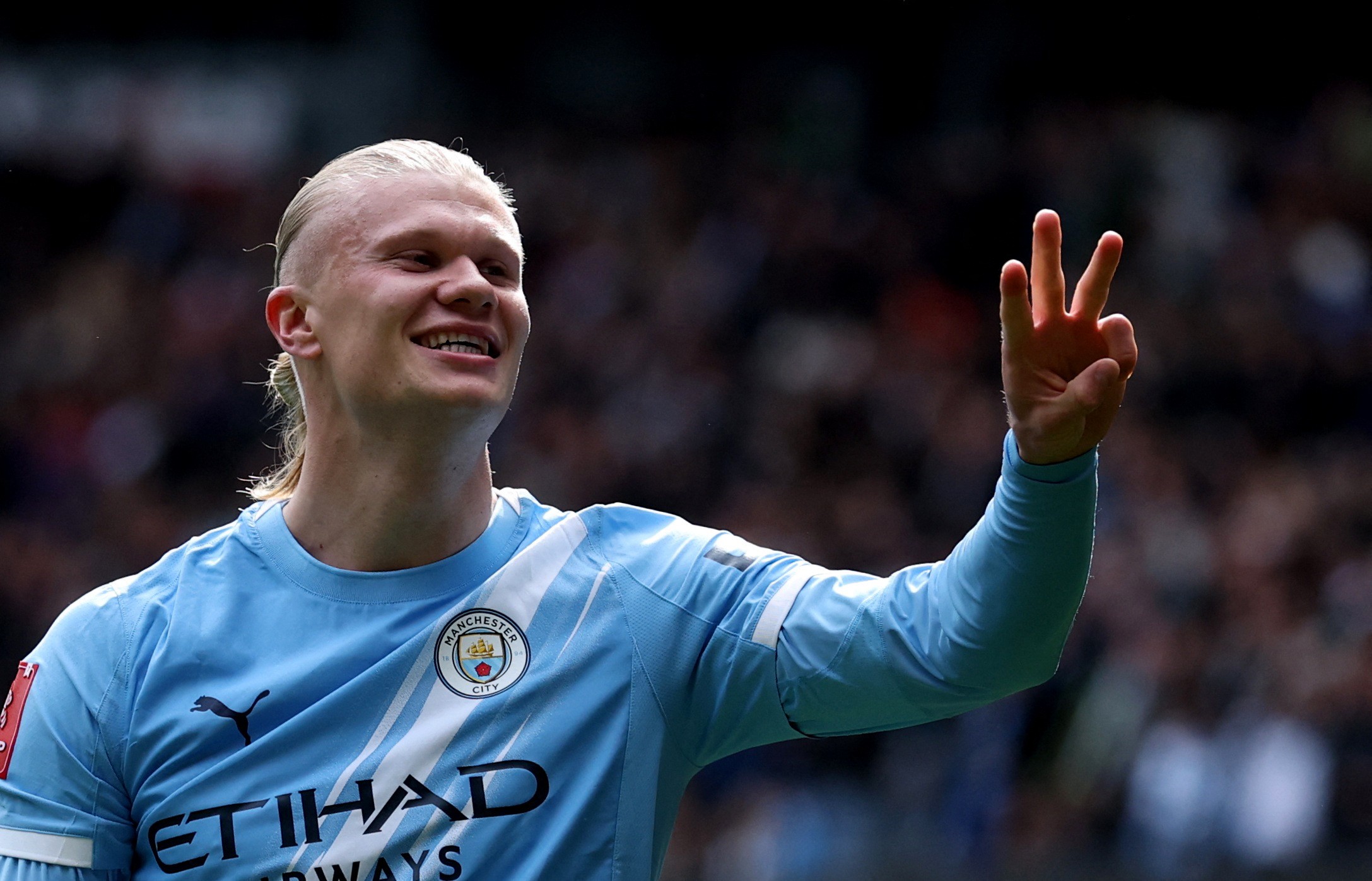 Erling Haaland comemora um gol pelo Manchester City