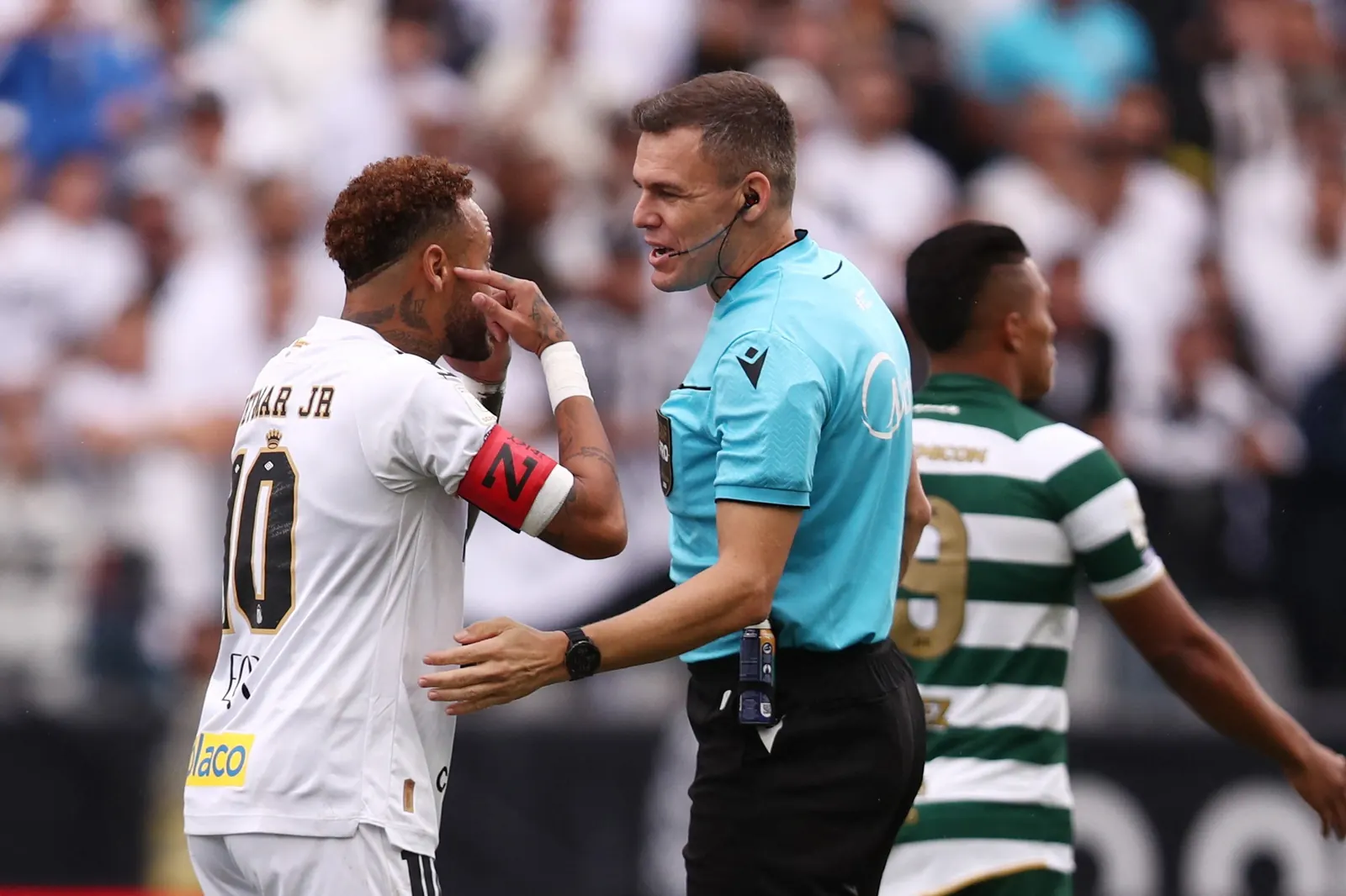 Jogadores de futebol do Santos em campo durante partida
